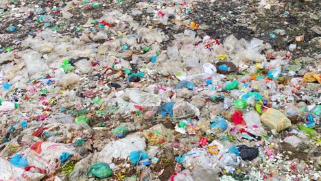 Verschmutzte-Landschaft-Mit-Verstreuten-Bunten-Plastikmüll,-Thema-Umweltkrise,-Tagsüber