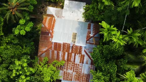 Solarpanel-Auf-Dem-Dach-Eines-Stammeshauses-Mit-Blechschuppen-Mitten-In-Einem-Wald