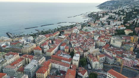 Sanremo-Mit-Meerblick,-Italienische-Küstenstadt,-Berühmt-Für-Ihr-Eigenes-Musikfestival,-Luftaufnahme-Einer-Drohne