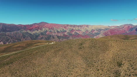 Toma-Aérea-De-Establecimiento-De-La-Colorida-Formación-Geológica-De-El-Hornocal.