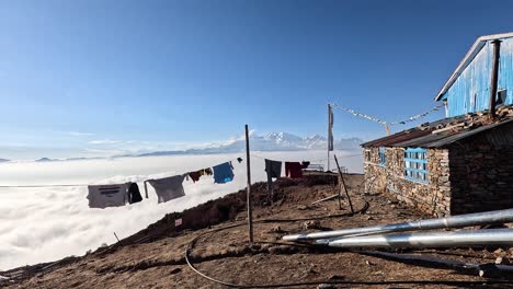 Unglaubliches-Panorama-Der-Schneebedeckten-Ganesh-Himaly-Bergkette-Mit-Einer-Hütte-Und-Wäscheleinen-Im-Vordergrund