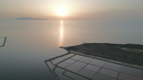 Sonnenuntergang,-Der-Luftflugsalzpfannen-Von-Trapani-Und-Paceco-Errichtet,-Natürliches-Salzreservoir