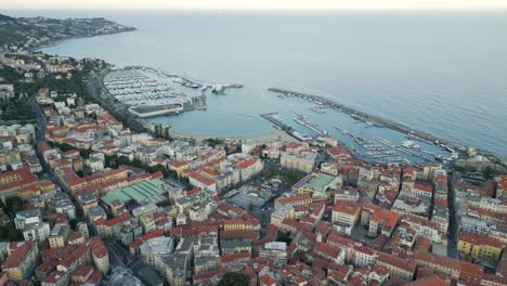 Sanremo-Mit-Meerblick,-Italienische-Küstenstadt,-Berühmt-Für-Ihr-Eigenes-Musikfestival,-Luftaufnahme-Einer-Drohne