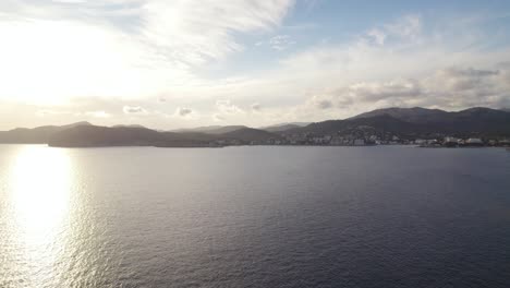 Sonnenuntergangsreflexionen-Auf-Ruhigem-Meer-Mit-Panoramablick-Auf-Die-Mittelmeerküste-Auf-Mallorca,-Spanien