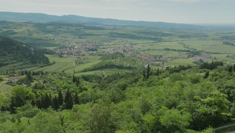 Italia,-Valpolicella-Con-Sus-Colinas,-Sus-Viñedos-Y-Sus-Asentamientos.