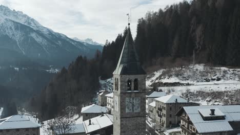 Tracking-Glockenturm-In-Einem-Alten-Welt-Nebligen-Bergtal-Dorf