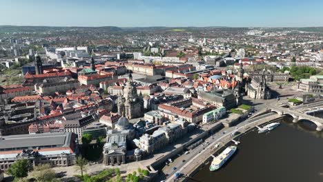 Vista-Aérea-Sobre-El-Paisaje-Urbano-De-Dresden-En-Un-Día-Soleado