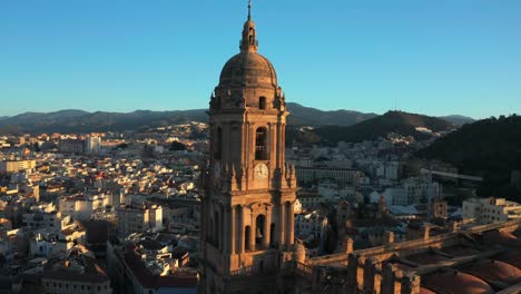 Luftaufnahme-Des-Glockenturms-Der-Kathedrale-Von-Málaga-Bei-Sonnenuntergang