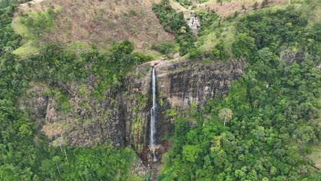 Diyaluma-Cae-En-Cascada-A-Través-De-Las-Exuberantes-Tierras-Altas-De-Sri-Lanka