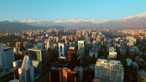 Vista-Panorámica-De-Santiago-De-Chile-Con-Las-Montañas-De-Los-Andes-A-Lo-Lejos,-Toma-Aérea