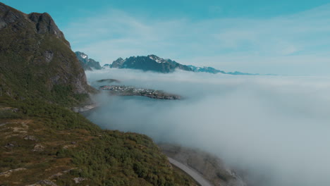 Fliegen-über-Den-Wolken-Und-Zwischen-Bergen-In-Richtung-Der-Stadt-Reine-Mit-Wunderschönen-Farben