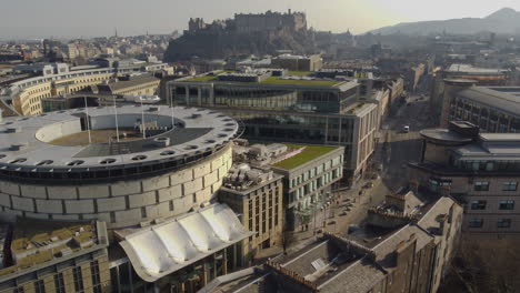 Toma-Aérea-Del-Centro-De-La-Ciudad-De-Edimburgo,-Incluido-El-Centro-De-Conferencias-Internacional-Y-El-Castillo-De-Edimburgo.