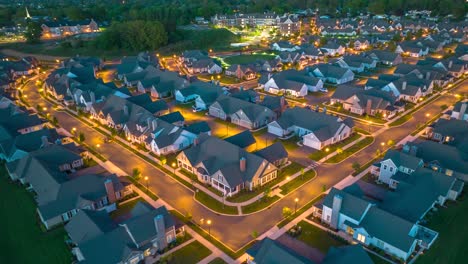 Noche-En-Un-Moderno-Barrio-Suburbano,-Iluminado-Por-Farolas.