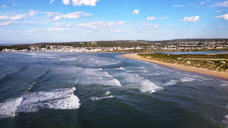 Drohnenflug-über-Dem-Meer-Zur-Mündung-Des-Goukou-Flusses-Und-Zur-Westseite-Der-Still-Bay