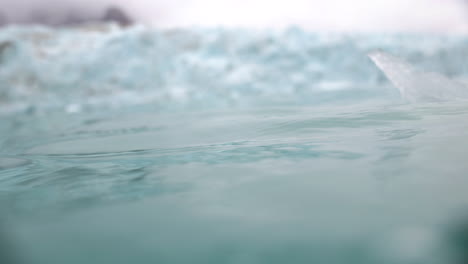 Bajo-El-Agua-Y-La-Superficie-Del-Mar-ártico,-Hielo-Y-Glaciar,-Cámara-Lenta-Cinematográfica