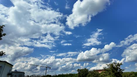 Fondo,-Timelapse,-Desapareciendo-Nubes-Blancas-En-El-Cielo-Azul