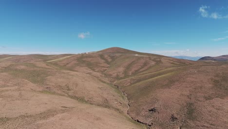 Toma-Aérea-Desde-Plataforma-Rodante-Que-Revela-El-área-De-Observación-Del-Cerro-De-14-Colores-U-Hornocal