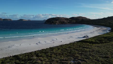 Luftaufnahme-Von-Menschen,-Die-An-Einem-Sonnigen-Tag-Am-Lucky-Bay-Beach-In-Westaustralien-Spazieren-Gehen