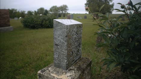 Grabstein-Auf-Dem-Grab-Auf-Dem-Friedhof