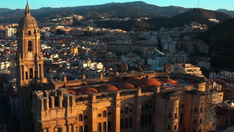 Luftaufnahme-Der-Kathedrale-Von-Málaga-Bei-Sonnenuntergang