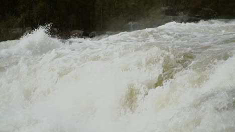 Rápidos-Del-Río-Y-Caídas-De-Agua-En-Cámara-Lenta