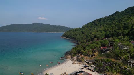 Impresionante-Vista-Aérea-De-Long-Beach-En-Malasia,-Que-Muestra-Aguas-Azules,-Exuberante-Vegetación-Y-Encantadores-Edificios-Turísticos-A-Lo-Largo-De-La-Costa.