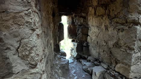 Una-Vista-Desde-El-Interior-De-La-Fortaleza-Genovesa-En-Feodosia,-Rusia.