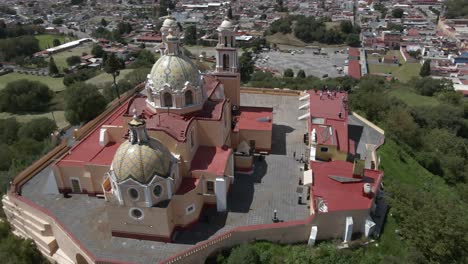 Vista-Aérea-De-La-Iglesia-De-Nuestra-Señora-De-Los-Remedios-En-San-Andrés-Cholula,-México.