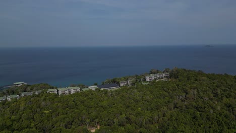 Vista-Aérea-De-Una-Costa-Serena-Adornada-Con-Exuberante-Vegetación,-Un-Océano-Extenso-Y-Un-Horizonte-Lejano,-Que-Retrata-La-Belleza-De-La-Naturaleza-Y-La-Tranquilidad-Del-Paisaje-Marino.