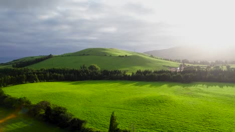 Luftaufnahme-Der-Insel-São-Miguel,-Drohne-Fliegt-über-Die-Wunderschönen-Malerischen-Grünen-Berge