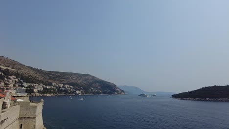 Das-Atemberaubende-Panorama-Erfasst-Sowohl-Das-Weite-Offene-Meer-Als-Auch-Die-Beeindruckenden-Stadtmauern-Von-Dubrovnik,-Kroatien,-Und-Verkörpert-Die-Majestätische-Küstenlandschaft-Und-Die-Historische-Erhabenheit