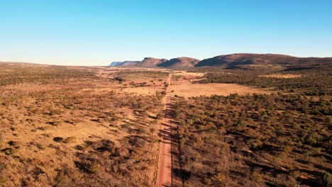 Belleza-Escarpada-De-La-Región-De-Waterberg-En-Sudáfrica---Camino-De-Tierra-Aislado---Mañanas-De-Invierno-Claras---Colores-Dorados