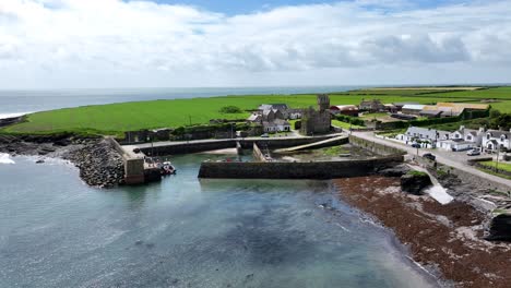 Irlanda-Lugares-épicos-Paisaje-Imágenes-De-Drones-Del-Puerto-De-Slade-Con-El-Faro-De-Hook-En-El-Fondo-Lugar-De-Vacaciones-De-Wexford