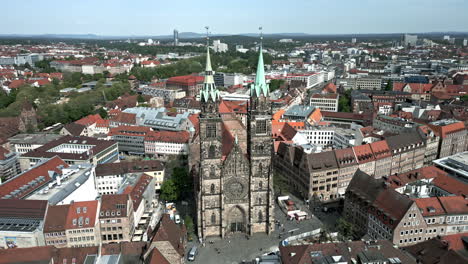 Calle.-Iglesia-De-Lorenz,-Nuremberg,-Alemania