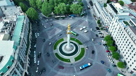 Drohnenaufnahme-Vom-Platz-Der-Freiheit-In-Tiflis,-Georgien,-Nachmittags-Vor-Sonnenuntergang-Am-Ende-Des-Frühlings-Und-Anfang-Des-Sommers,-Wenn-Die-Bäume-Grün-Aussehen