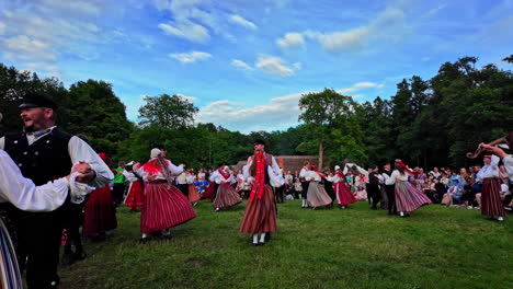 Menschen-In-Authentischer-Estnischer-Folklorekleidung,-Traditionelle-Tänze-Im-Freien