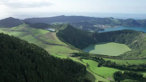 Toma-Aérea-De-La-Isla-De-São-Miguel,-Drone-Volando-Sobre-Las-Verdes-Montañas-Y-Lagos