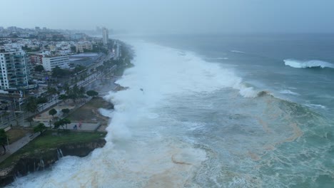 Drones-Volando-Sobre-Un-Mar-Tormentoso-Frente-A-Una-Ciudad,-Imágenes-Reales-De-Ciclones-Tropicales