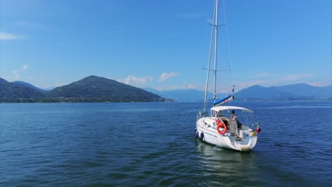 Erstaunliche-Luftaufnahme-Eines-Segelboots,-Das-Auf-Dem-Lago-Maggiore-In-Italien-Segelt