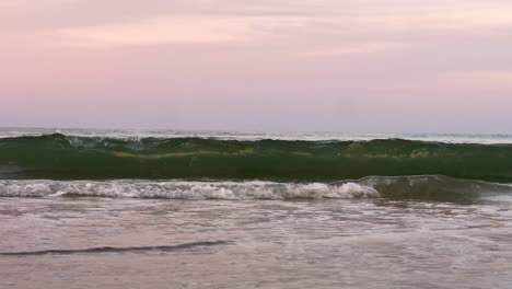 Wellen-Brechen-Sich-Am-Strand-Bei-Sonnenuntergang-Mit-Einem-Zuckerwattefarbenen-Himmel-Im-Hintergrund-In-Myrtle-Beach,-South-Carolina