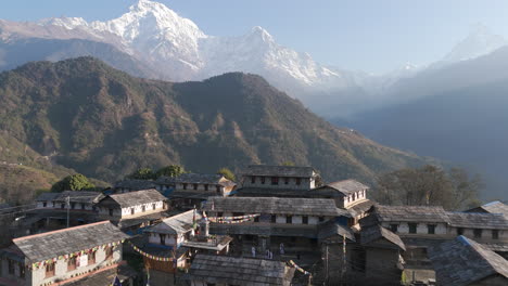 Imágenes-Aéreas-De-La-Aldea-De-Ghandruk,-Kaski,-Nepal,-Mostrando-Casas-Tradicionales-Nepalíes