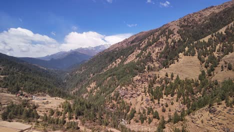 Paisaje-Montañoso-Seco-Y-Colinas-Empinadas-Con-Pinos-Verdes,-Paisaje-Nepal,-Cambio-Climático-De-Sequía-En-El-Himalaya