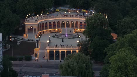 Foto-Panorámica-Completa-Del-Fuerte-Bastión-Sakwowy-En-Wroclaw,-Fuente-Que-Fluye-En-El-Medio-Del-Edificio,-Turistas-Disfrutando-De-La-Atracción