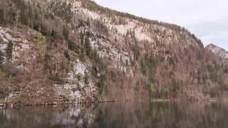 Hermosa-Vista-Sobre-El-Lago-Konigssee-Cerca-De-La-Ciudad-De-Berchtesgaden-En-Los-Alpes-Bávaros,-Alemania