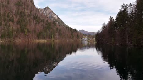 Hermosa-Vista-Sobre-El-Lago-Konigssee-Cerca-De-La-Ciudad-De-Berchtesgaden-En-Los-Alpes-Bávaros,-Alemania