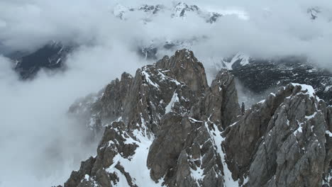 Disparo-De-Drones-Sobre-Acantilados-Escarpados-Y-Paisajes-Nevados-Sobre-La-Estación-De-Esquí-De-Innsbruck,-Austria