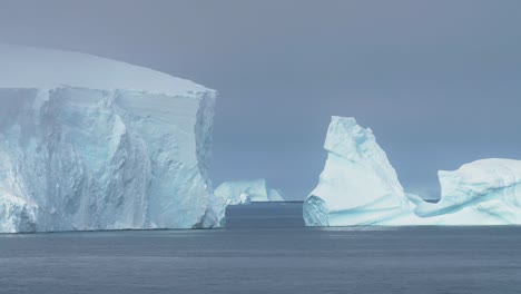 Icebergs-Cerca-De-La-Costa-De-La-Antártida,-Hielo-Masivo-Flotando-En-Aguas-Frías-Del-Océano-Pacífico