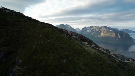 Vista-Aérea-Desde-Reinebringen-Y-Que-Revela-El-Fantástico-Paisaje-De-La-Ciudad-De-Reinebringen.