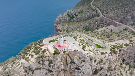 Vista-Aérea-De-Alto-ángulo-De-La-Torre-Del-Faro-De-Formentor-En-Un-Acantilado-Escarpado,-Mallorca