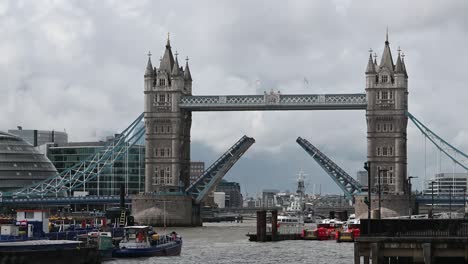 Sailing-boat-going-under-Tower-Bridge,-London,-United-Kingdom